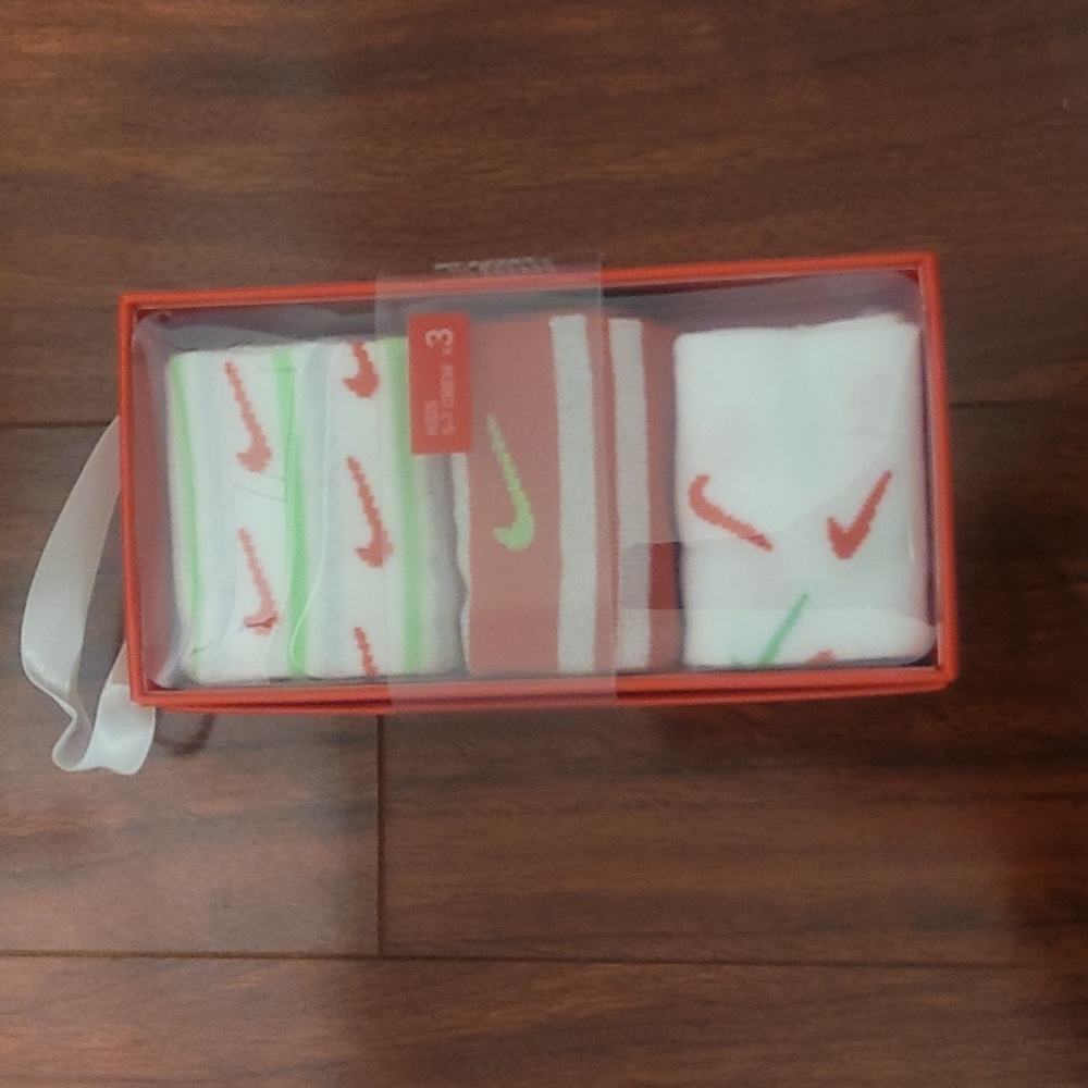 Kids Nike 3-pack holiday theme socks